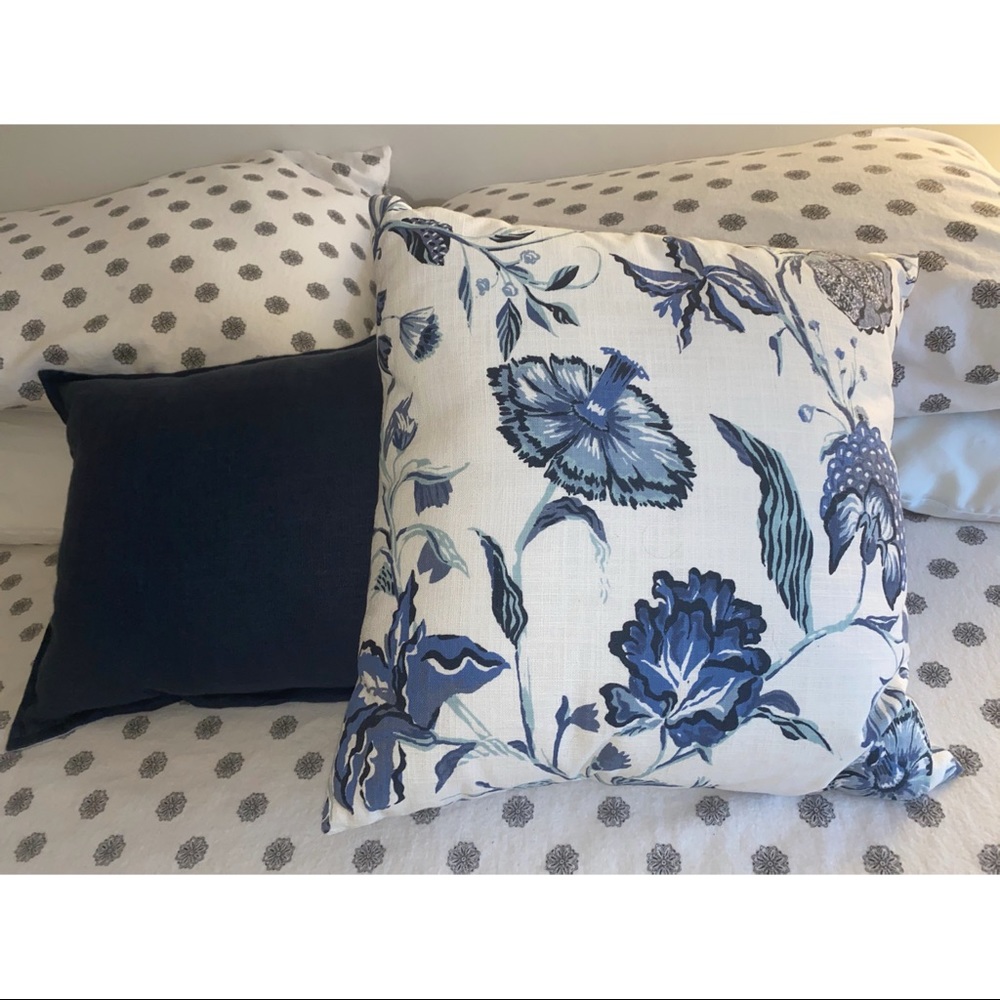 2 throw pillows